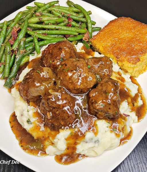 Classic Meatloaf with Mashed Potatoes and Green Beans