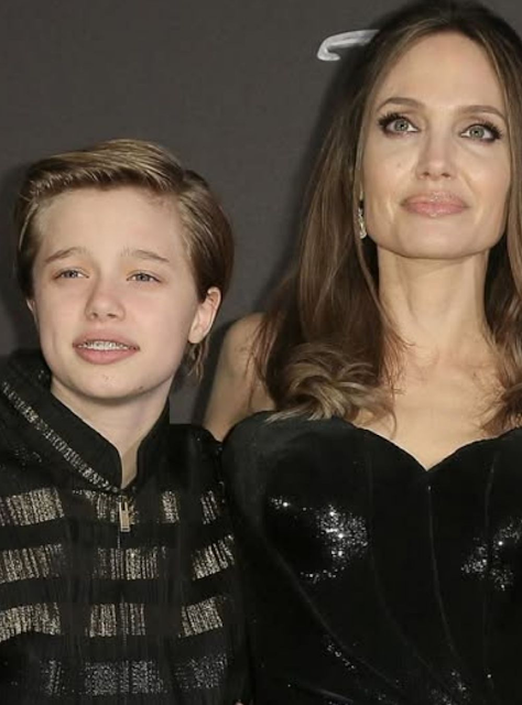 Shiloh was desperate to be a boy… she wanted it so much that Angelina Jolie and her father, Brad Pitt, cut her hair and purchased boy clothes for her But the years went by, and she grew up. She is now unrecognizable, she looks completely different: See more in the 1st comment